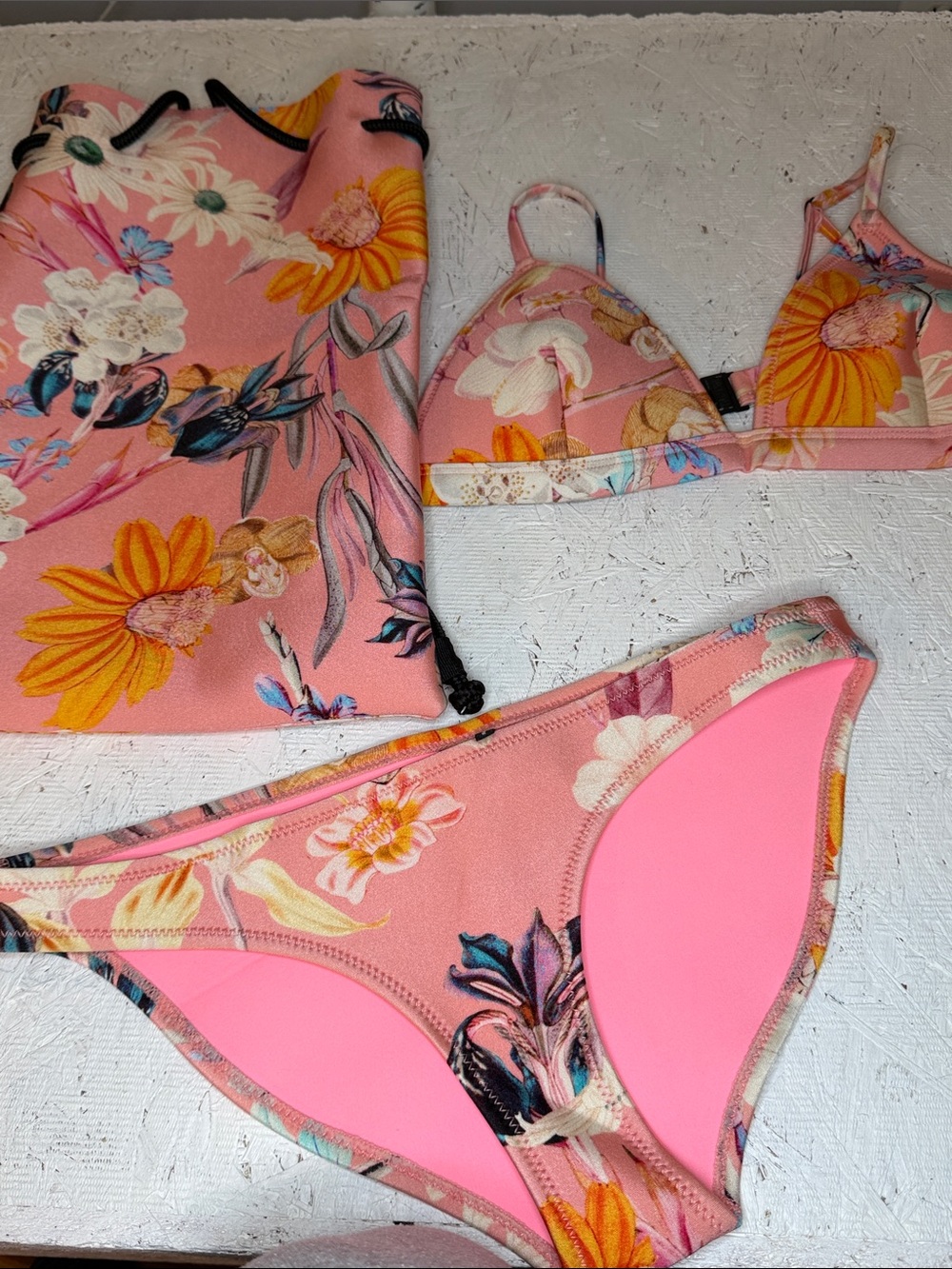 Triangle NWOT name brand bikini set with bag. new neoprene. Sz m bottom, Lrg top